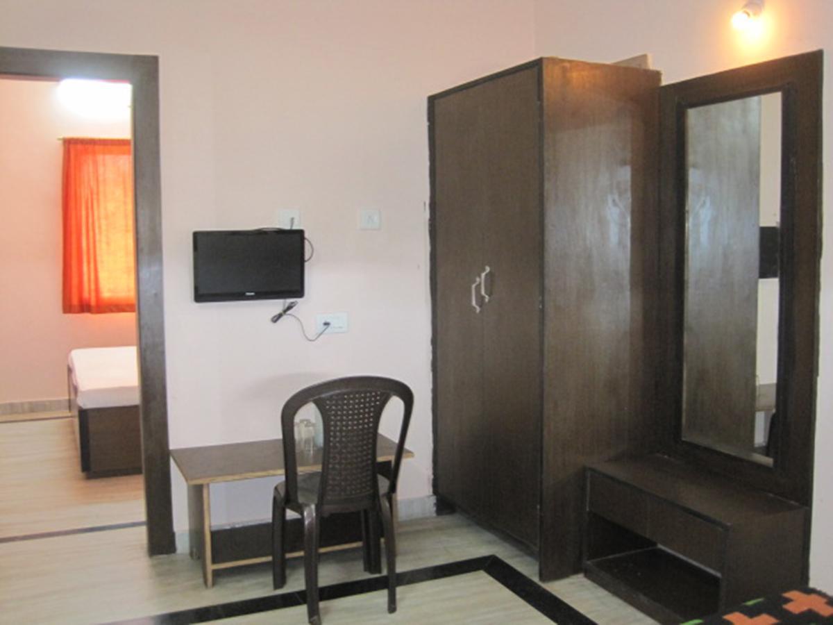 Hotel Arya Palace Puri Exterior photo