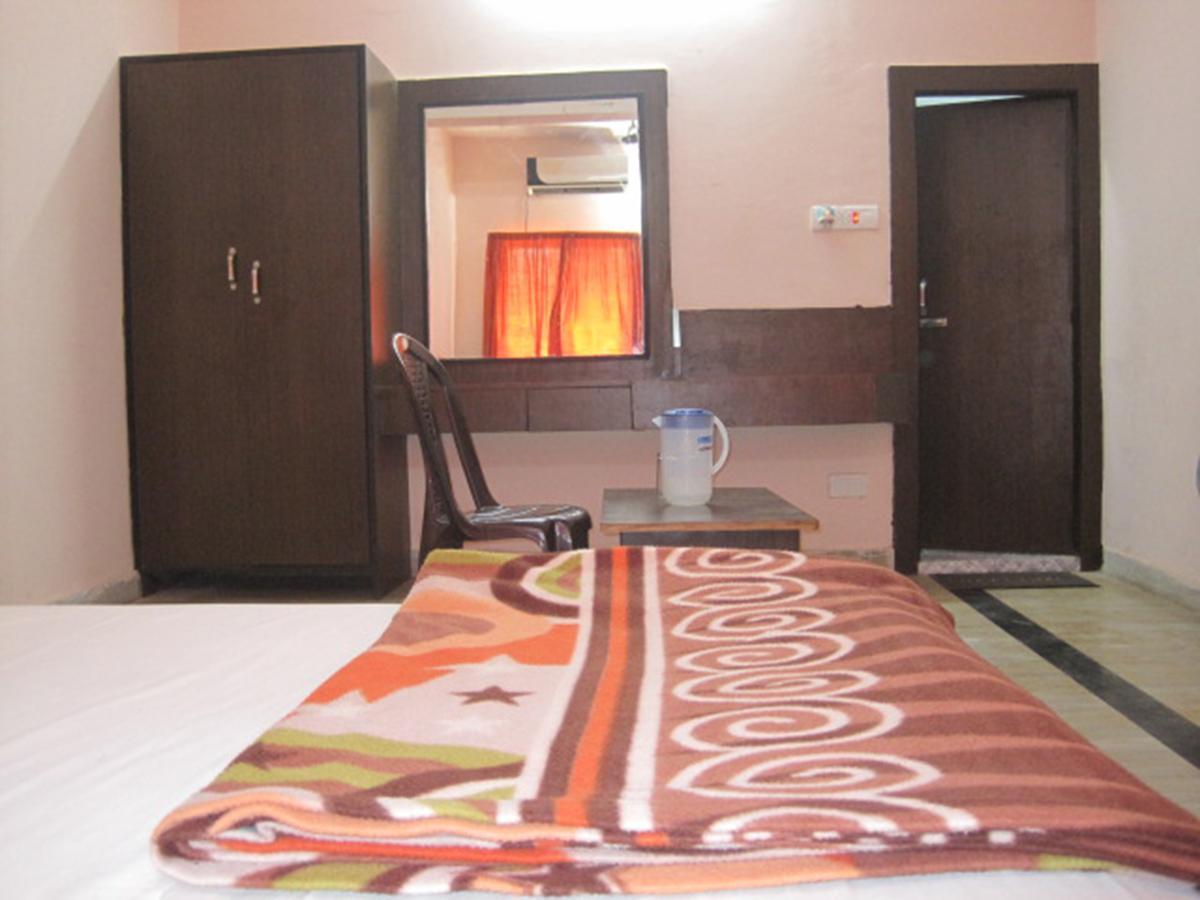 Hotel Arya Palace Puri Exterior photo