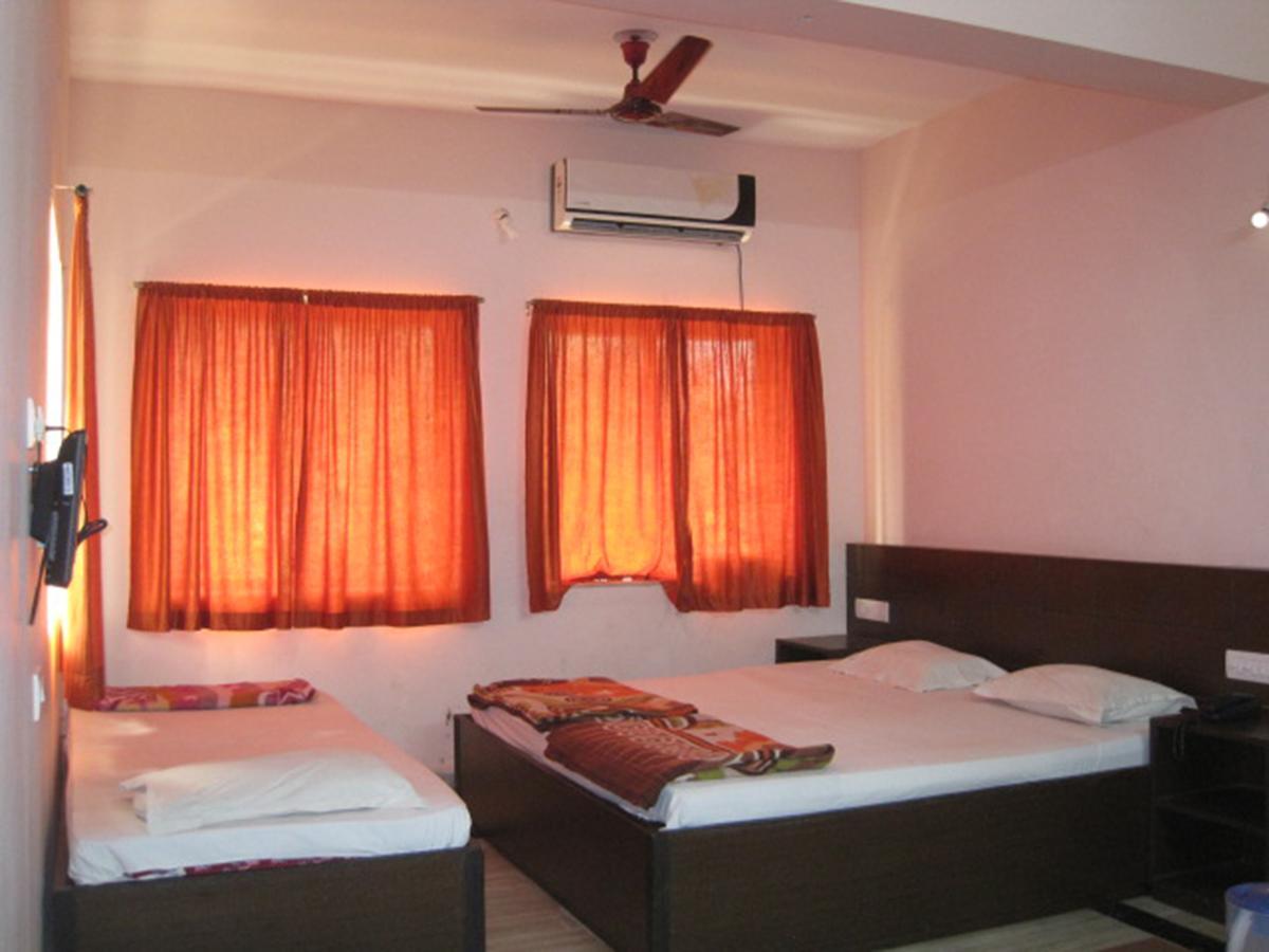 Hotel Arya Palace Puri Exterior photo