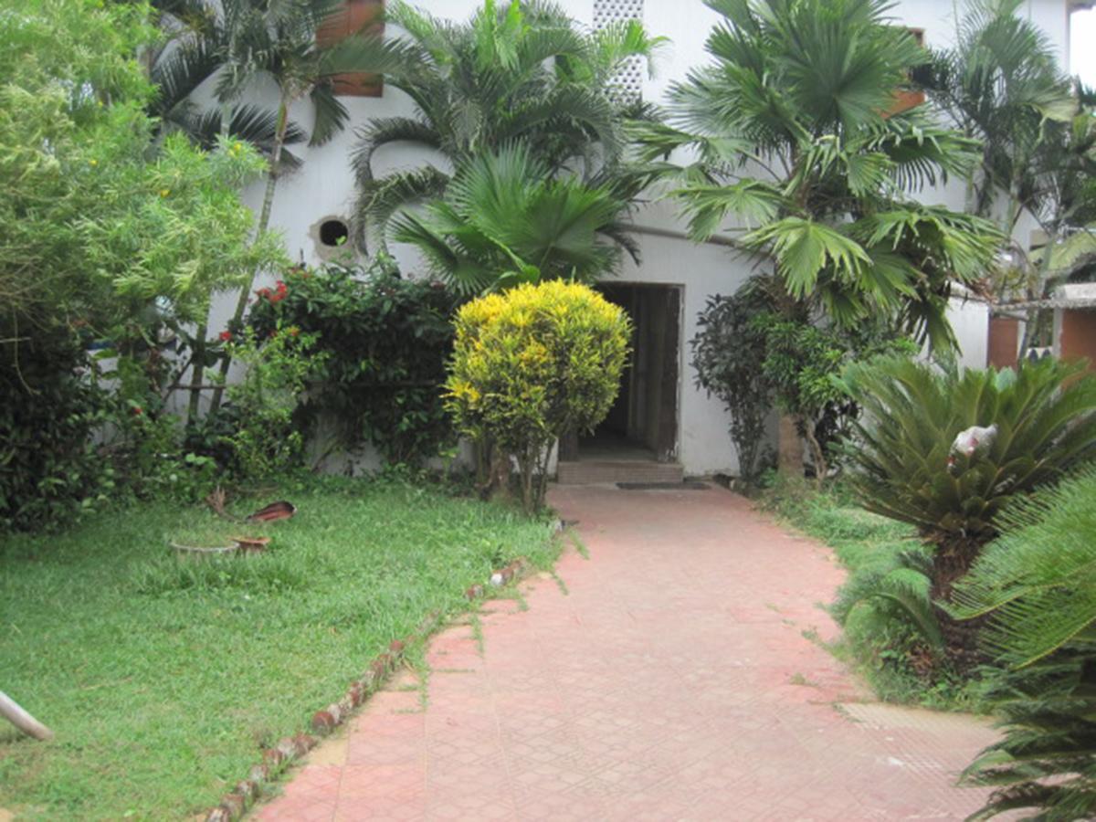 Hotel Arya Palace Puri Exterior photo