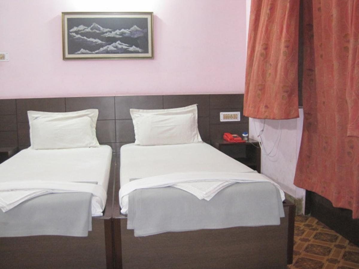 Hotel Arya Palace Puri Exterior photo