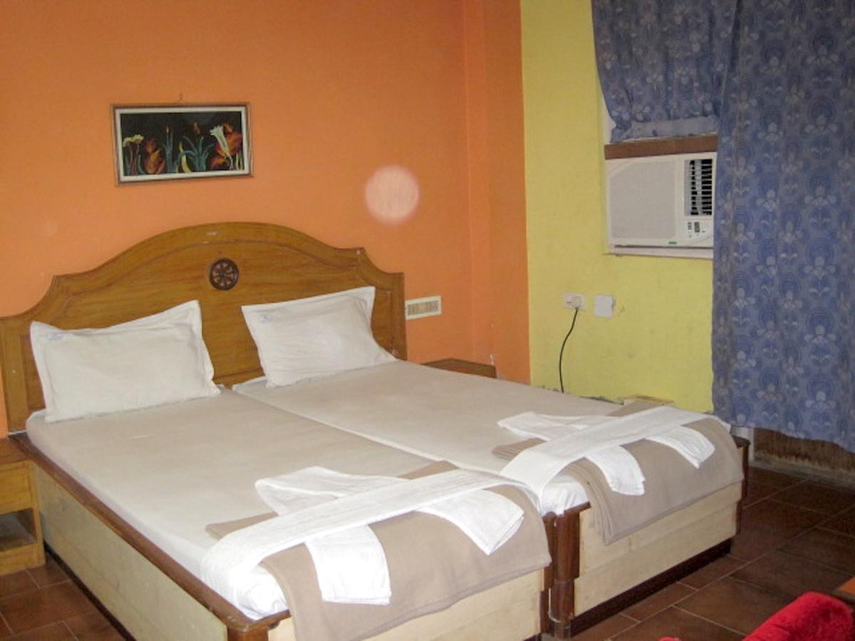 Hotel Arya Palace Puri Exterior photo