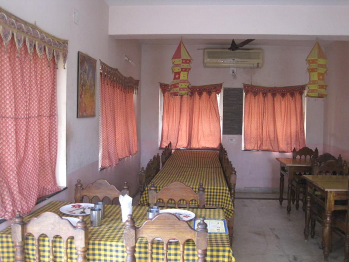 Hotel Arya Palace Puri Exterior photo