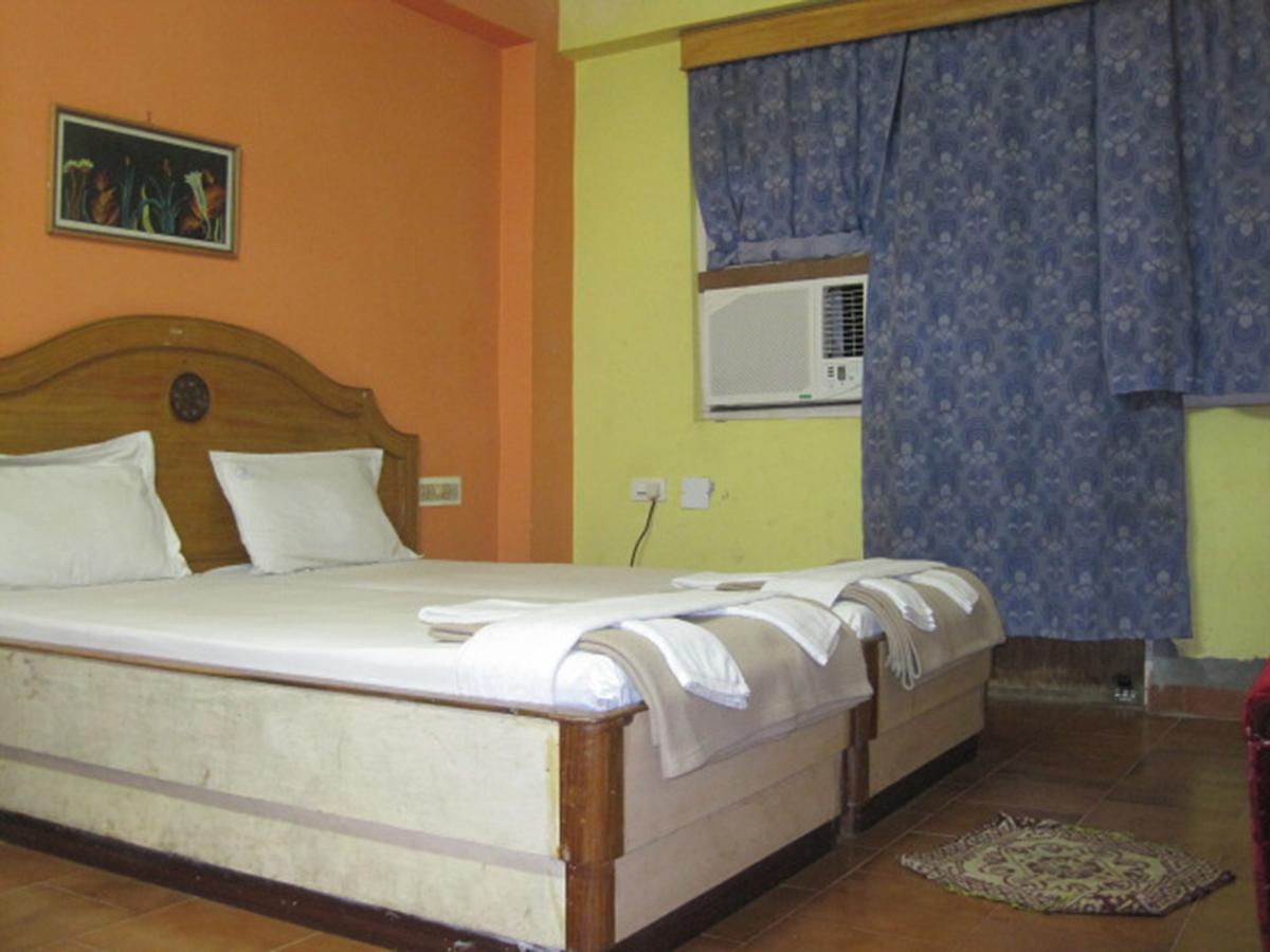 Hotel Arya Palace Puri Exterior photo