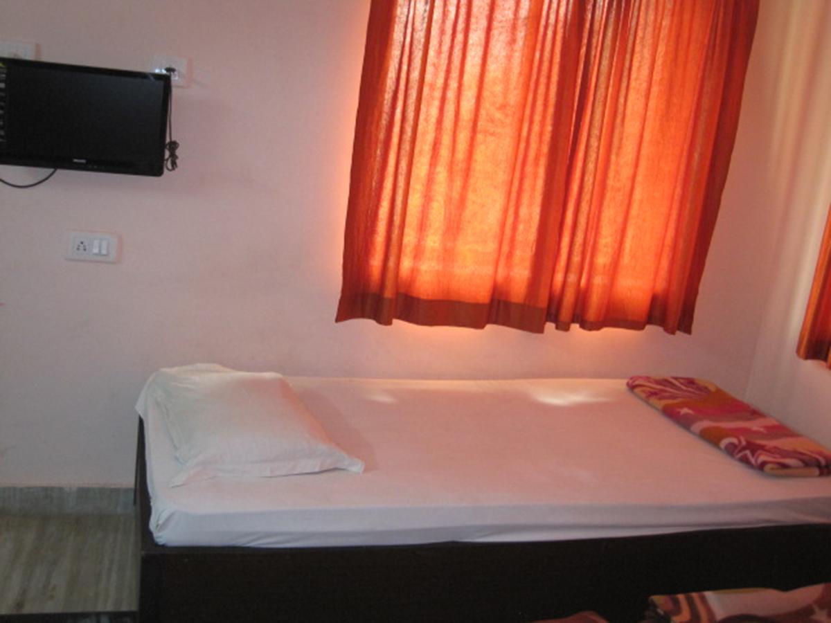 Hotel Arya Palace Puri Exterior photo