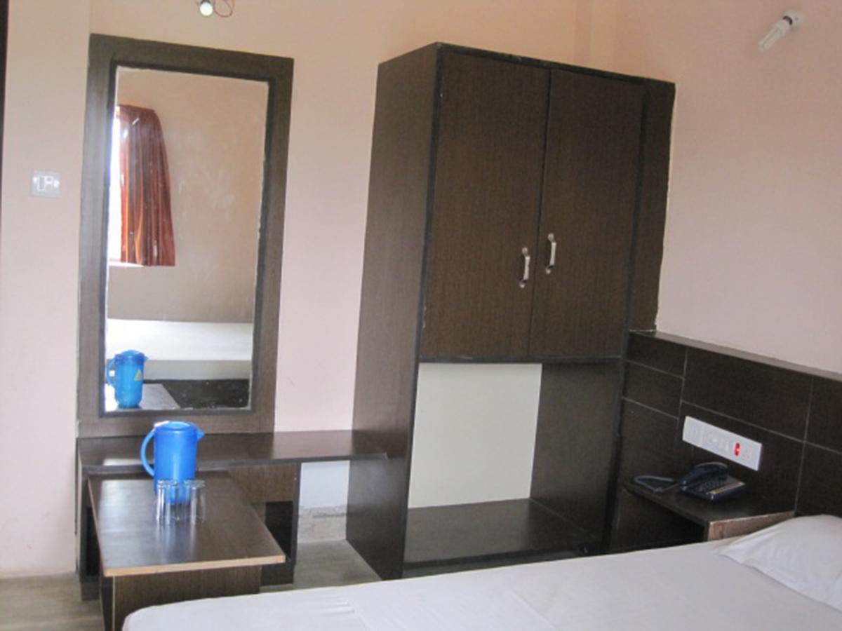 Hotel Arya Palace Puri Exterior photo