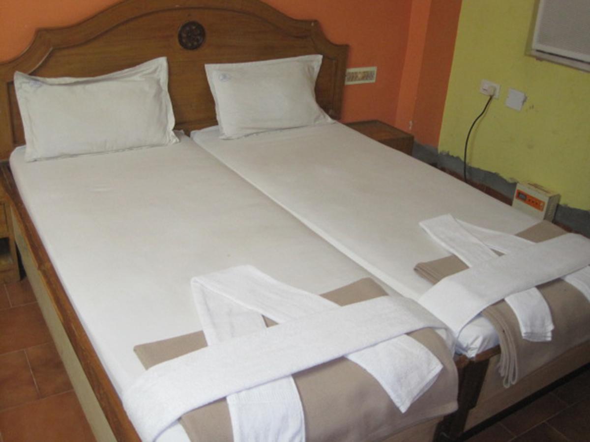 Hotel Arya Palace Puri Exterior photo
