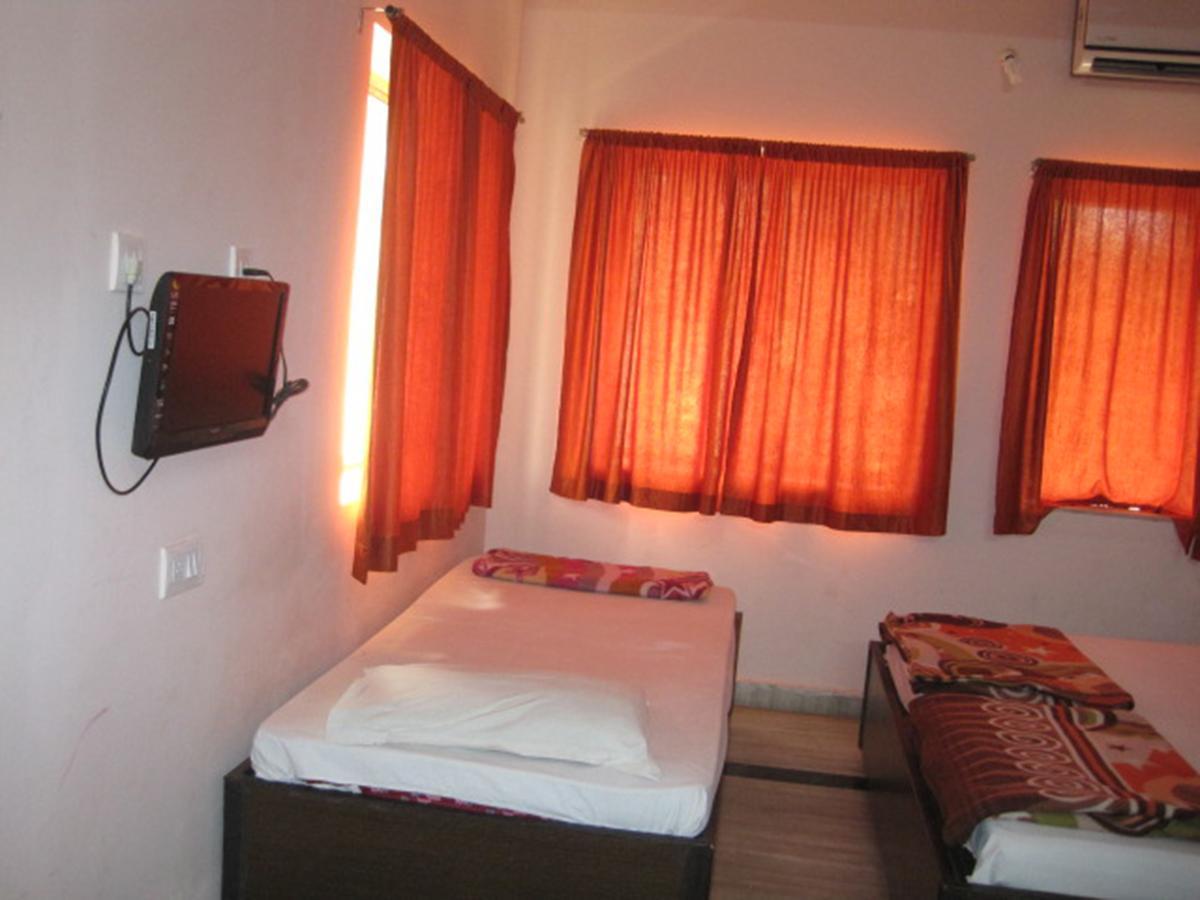 Hotel Arya Palace Puri Exterior photo
