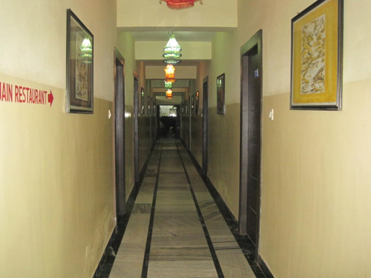 Hotel Arya Palace Puri Exterior photo